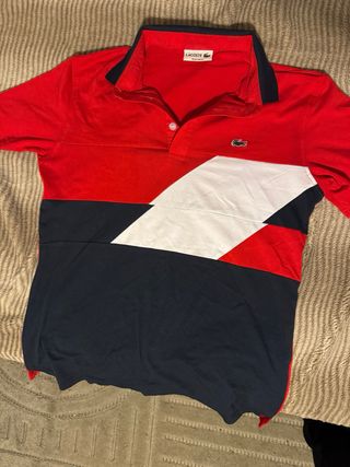 Polo Lacoste azul, blanco y rojo