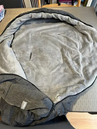 Saco de cochecito Orzbow gris con pelo negro