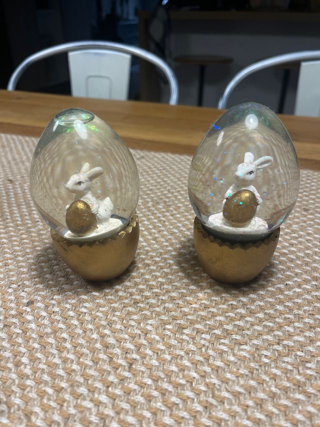 2 palline d'acqua con conigli e uova