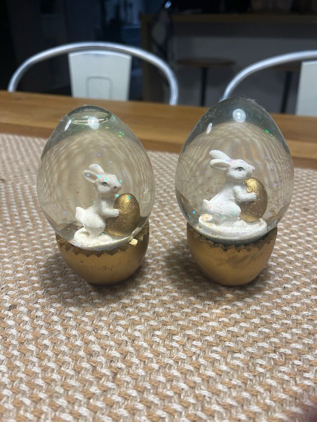 2 palline d'acqua con conigli e uova