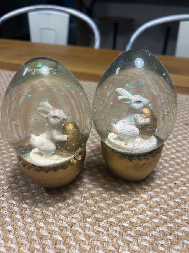 2 palline d'acqua con conigli e uova