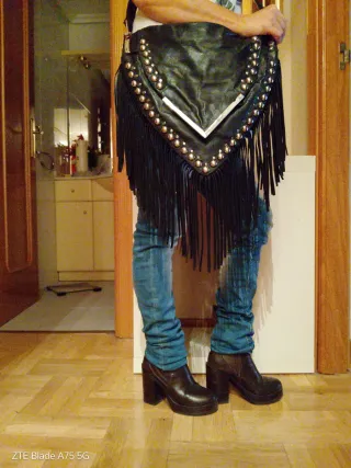 Bolso cuero negro flecos tachuelas