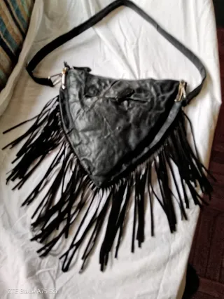 Bolso cuero negro flecos tachuelas