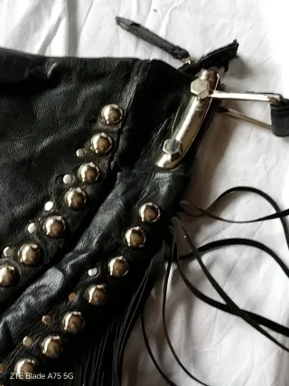 Bolso cuero negro flecos tachuelas