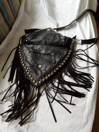 Bolso cuero negro flecos tachuelas