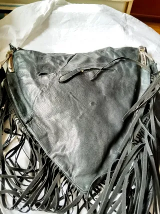 Bolso cuero negro flecos tachuelas