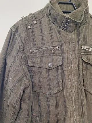 Chaqueta verde militar con bolsillos