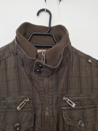 Chaqueta verde militar con bolsillos