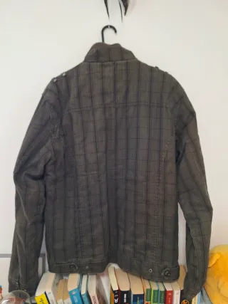 Chaqueta verde militar con bolsillos