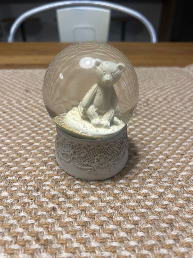 Palla d'acqua con orsetto