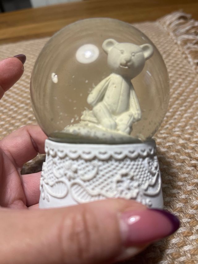 Palla d'acqua con orsetto