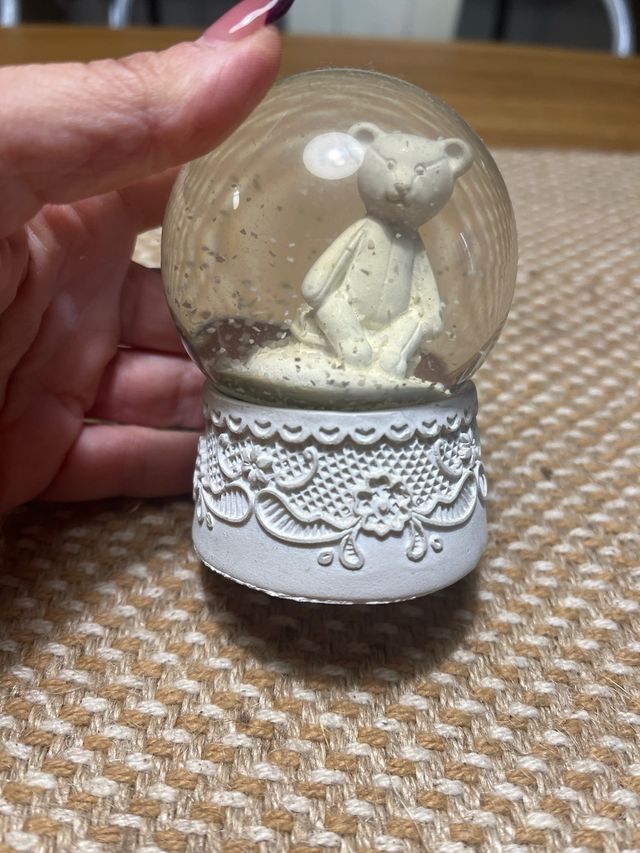 Palla d'acqua con orsetto