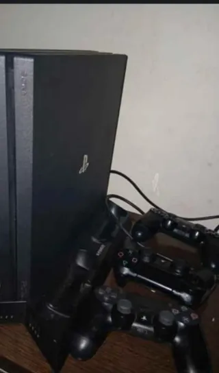 Consola PS4 Negra + 3 Mandos