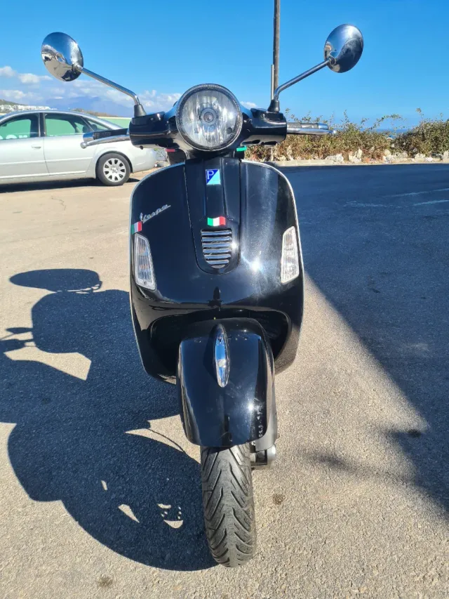 Piaggio Vespa Negra con detalles tricolor