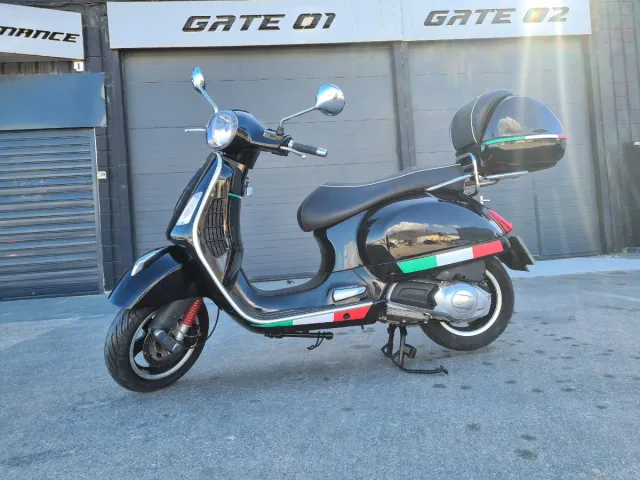 Piaggio Vespa Negra con detalles tricolor