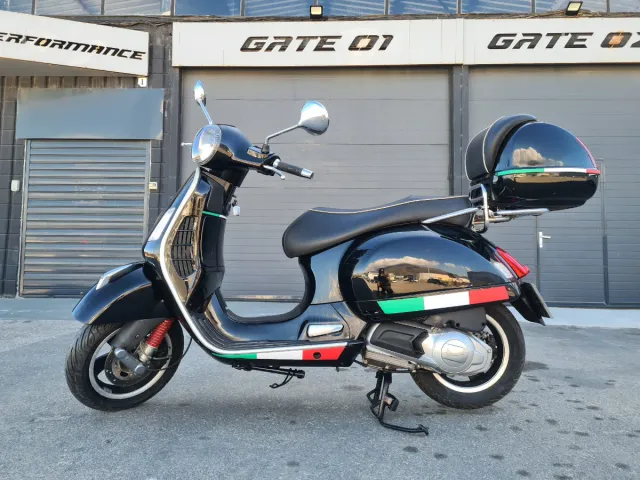 Piaggio Vespa Negra con detalles tricolor