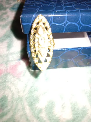 Anillo dorado con piedras blancas Regalo de reyes