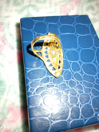 Anillo dorado con piedras blancas Regalo de reyes