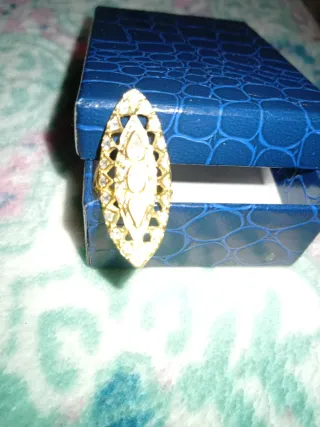 Anillo dorado con piedras blancas Regalo de reyes