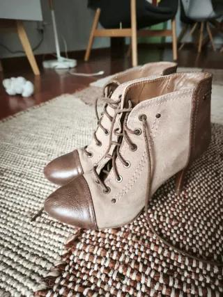Botines tacón cordones beige y marrón