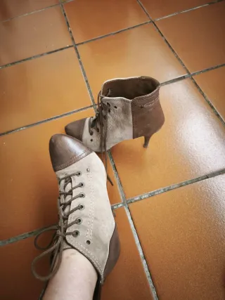 Botines tacón cordones beige y marrón