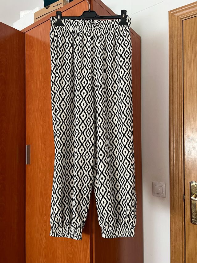 Pantalón largo estampado Zara sin usar