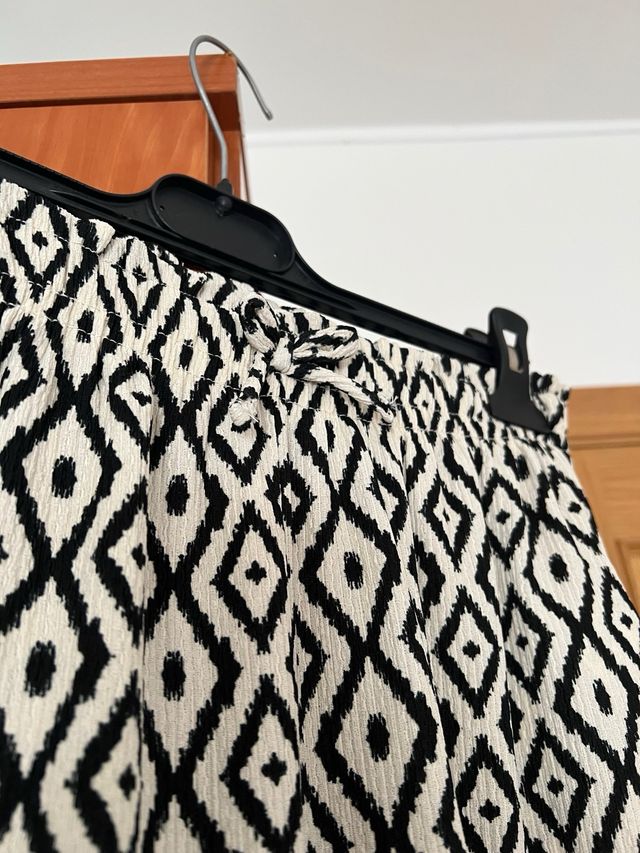 Pantalón largo estampado Zara sin usar