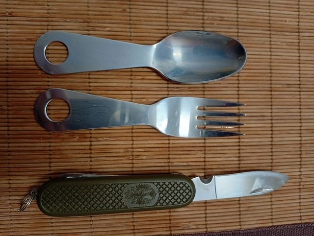 navaja y cubiertos del ejército español