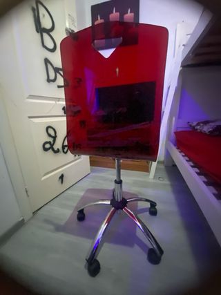 Silla de oficina moderna roja y plateada
