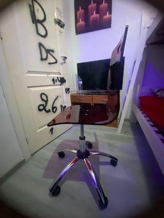 Silla de oficina moderna roja y plateada