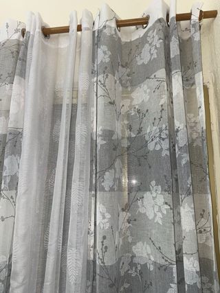 Cortinas de tela grisy blanca y plateado brillantb