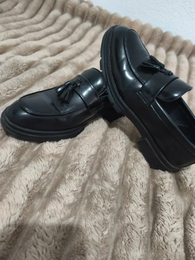 Zapatos de vestir negros con flecos