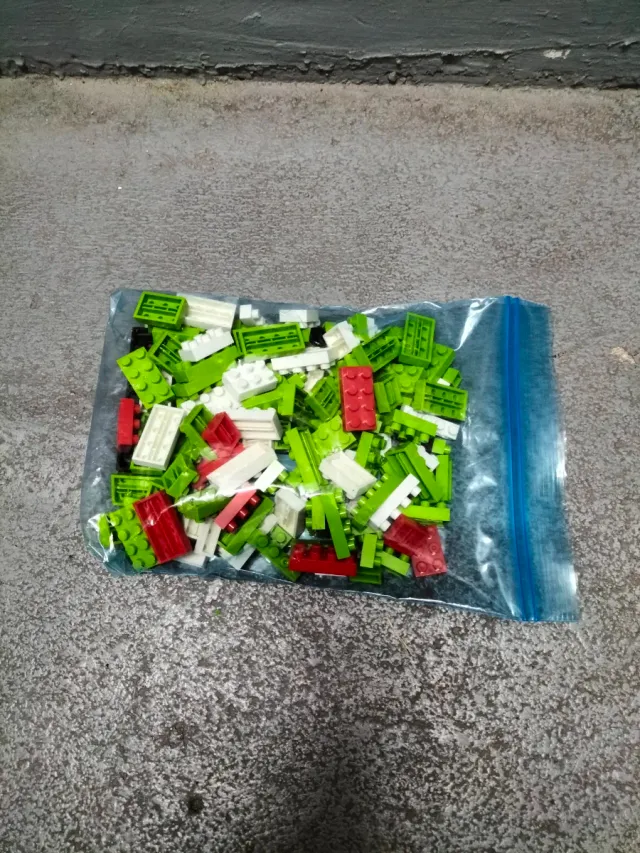 Bloques de construcción verdes, blancos y rojos