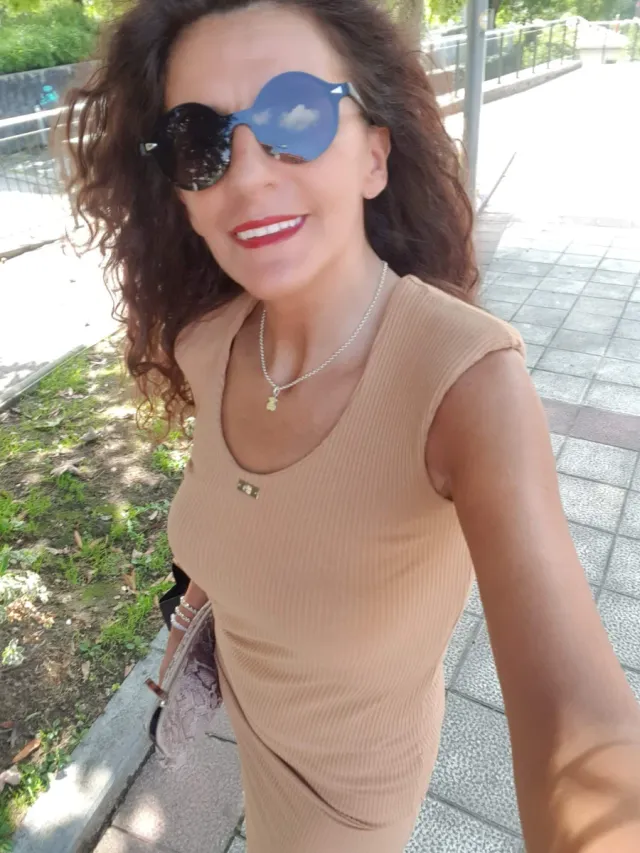 Traje top hombreras y falda midi punto