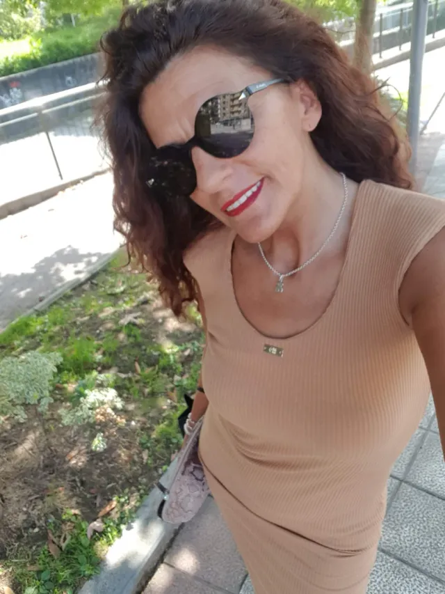 Traje top hombreras y falda midi punto