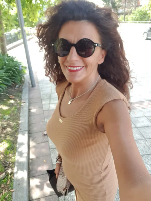 Traje top hombreras y falda midi punto