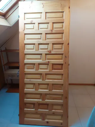 Puerta madera maciza