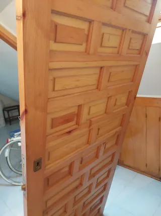 Puerta madera maciza