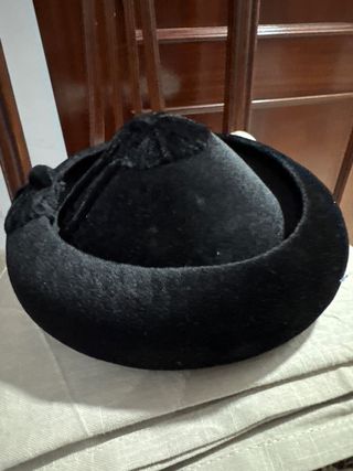 Gorro negro de terciopelo