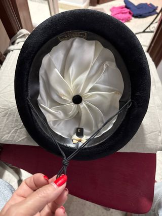 Gorro negro de terciopelo