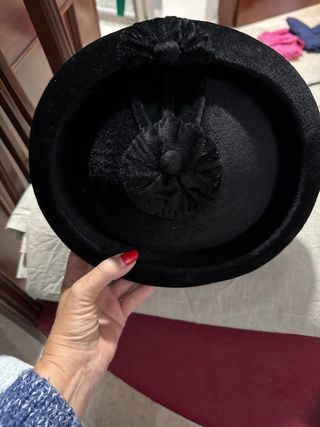 Gorro negro de terciopelo