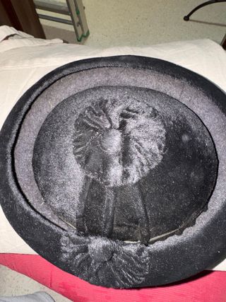 Gorro negro de terciopelo