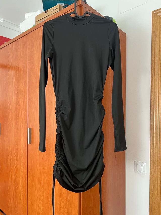 Vestido negro manga larga drapeado