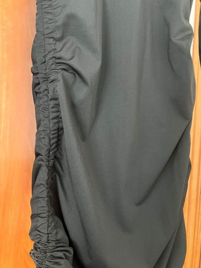 Vestido negro manga larga drapeado