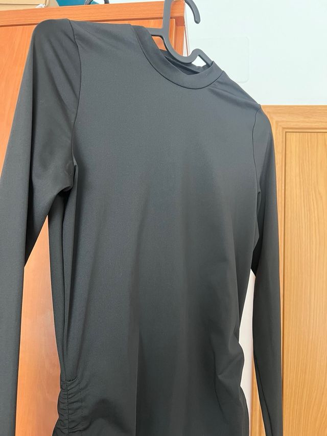 Vestido negro manga larga drapeado