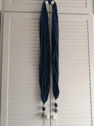 Pañuelo azul con adornos plateados