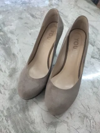 Dos pares de zapatos de tacón beige/gris y verde