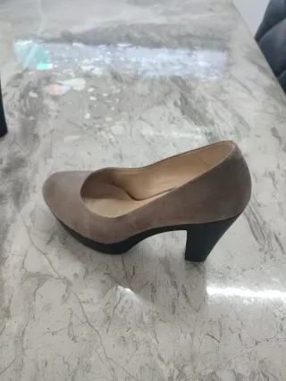 Dos pares de zapatos de tacón beige/gris y verde