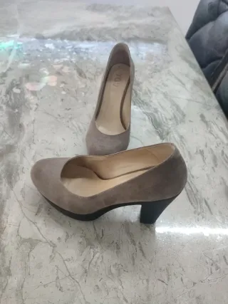 Dos pares de zapatos de tacón beige/gris y verde
