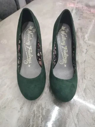 Dos pares de zapatos de tacón beige/gris y verde